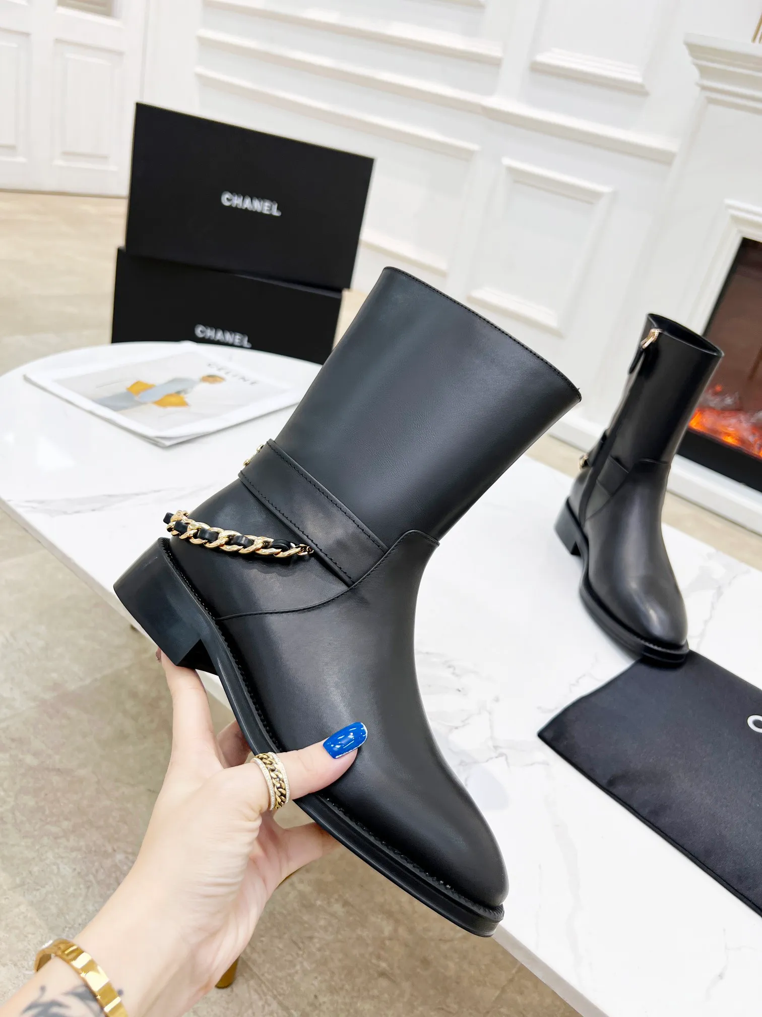 👟👟Ex-factory price 620👟👟 New short boots🔥 ✨Chanel 2022CHANEL official website synchronizes the latest side zipper high boots 😍Purchase level quality ✔Original material ⚡2.5 cm comes with a heightening and slimming effect😍Very versatile and elegant on the feet😘Internet celebrity street style Chanel custom logo handmade chain decoration & Upper: black calfskin & Inner/foot pads: imported sheepskin & Heel height: 2.5 & Tube height: 15 inches/7.5 inches &Size: 35–40, size 41 customized